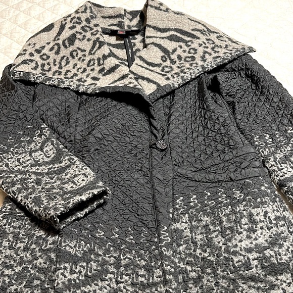SIMON CHANG COAT. Black quilted with gray and black leopard color and inside. - Picture 6 of 10